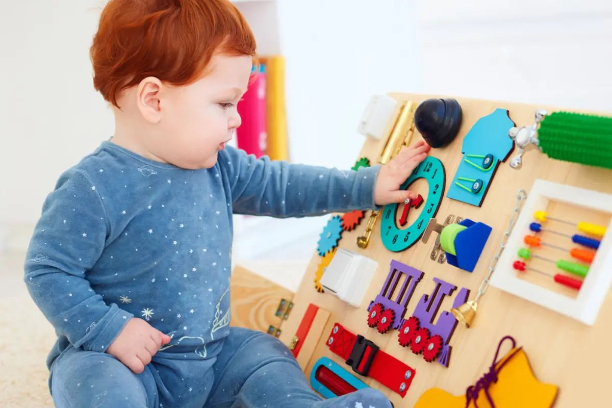 Bebê brincando com brinquedo Montessori.